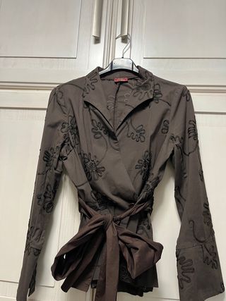 Blusa cruzada con lazo y falda. Traje

