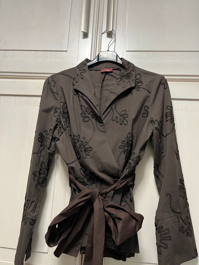 Blusa cruzada con lazo y falda. Traje