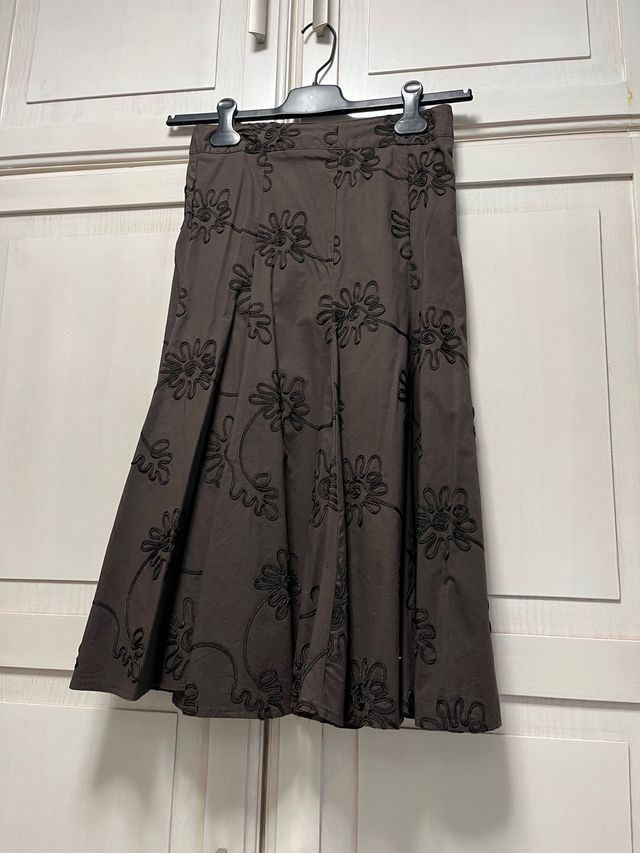 Blusa cruzada con lazo y falda. Traje