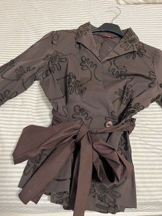 Blusa cruzada con lazo y falda. Traje
