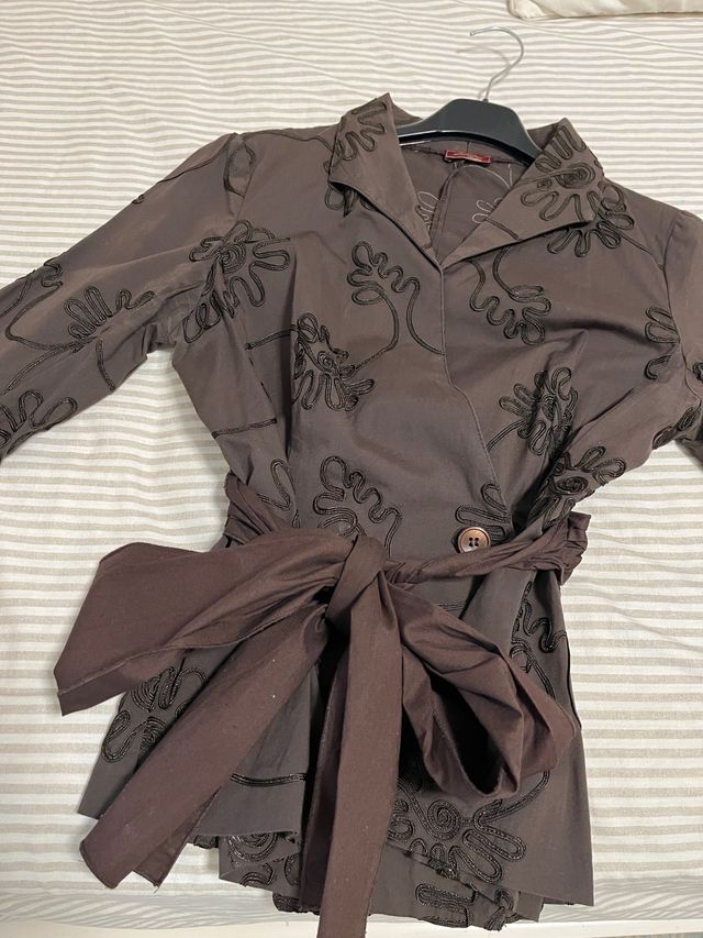 Blusa cruzada con lazo y falda. Traje