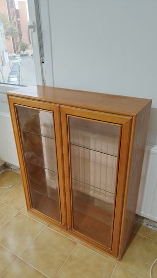 Vitrina de madera y cristal