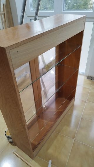 Vitrina de madera y cristal