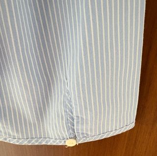 Blusa Zara de color azul con rayas blancas