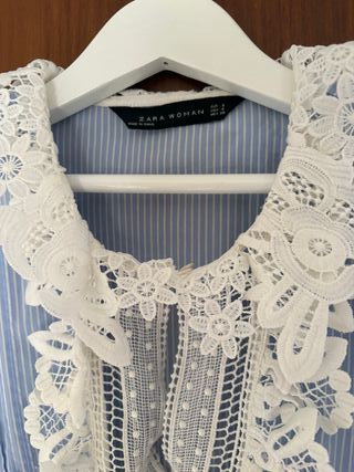 Blusa Zara de color azul con rayas blancas