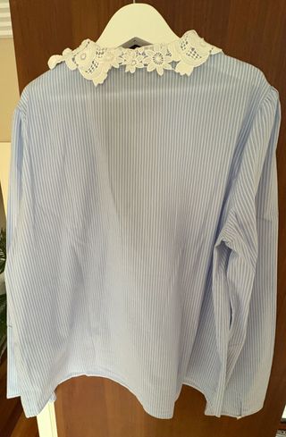 Blusa Zara de color azul con rayas blancas
