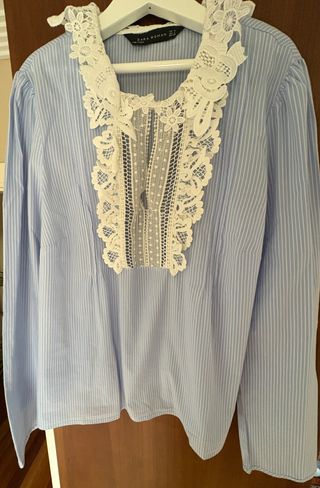 Blusa Zara de color azul con rayas blancas