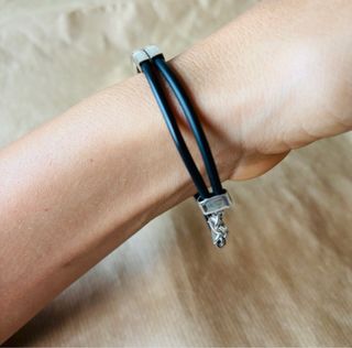 Pulsera de caucho y plata