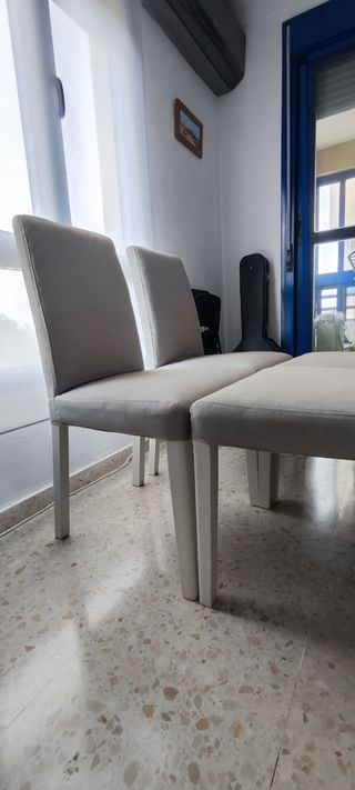 Silla comedor IKEA tapizada gris, patas blancas.