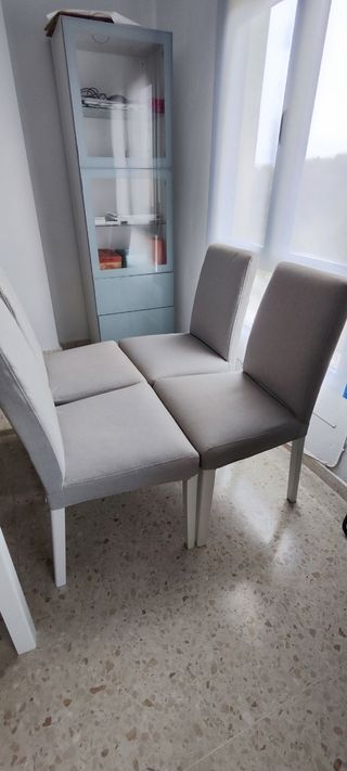 Silla comedor IKEA tapizada gris, patas blancas.