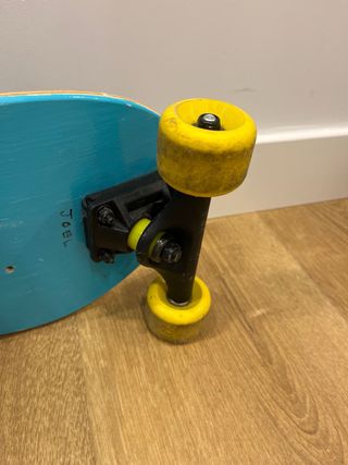Skate Negro con Huellas Azules y Amarillas
