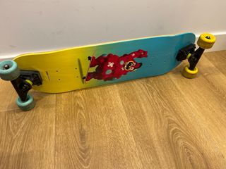 Skate Negro con Huellas Azules y Amarillas