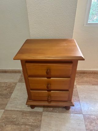 Mesita de noche de madera