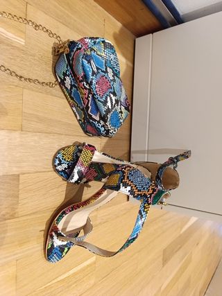 Sandalias y bolso estampado serpiente