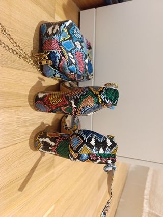 Sandalias y bolso estampado serpiente