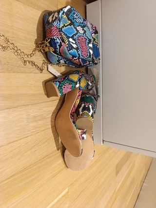 Sandalias y bolso estampado serpiente