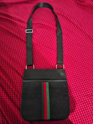 Riñonera Gucci Negra con Rayas verde rojo y negro