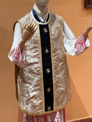 Casulla brocada con estrellas
