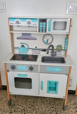 Cocinita de madera infantil con sonidos y luces.