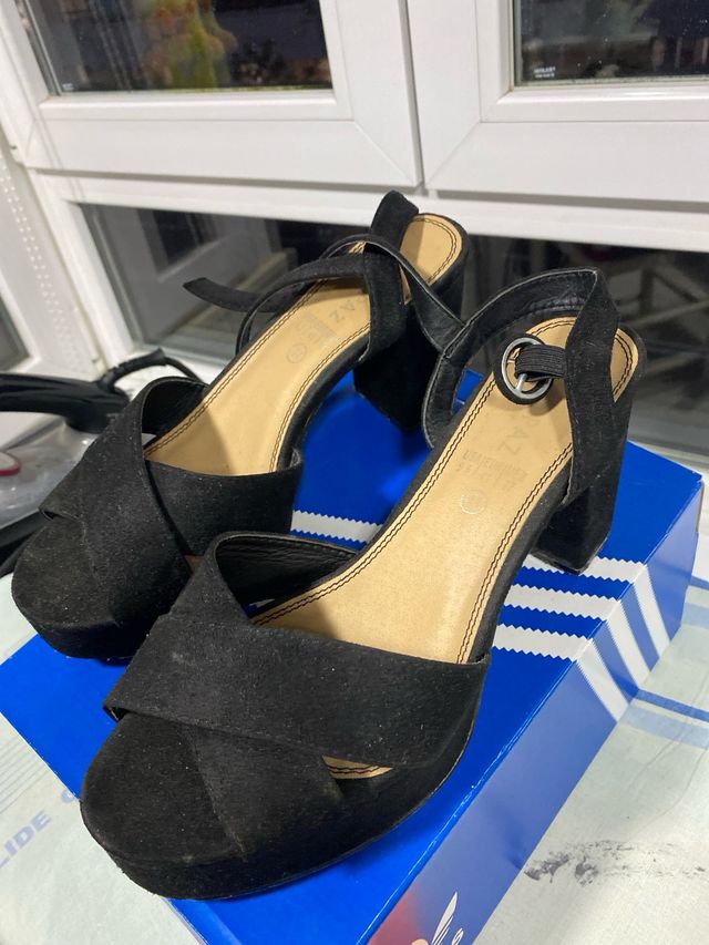 Sandalia tacón ancho negra