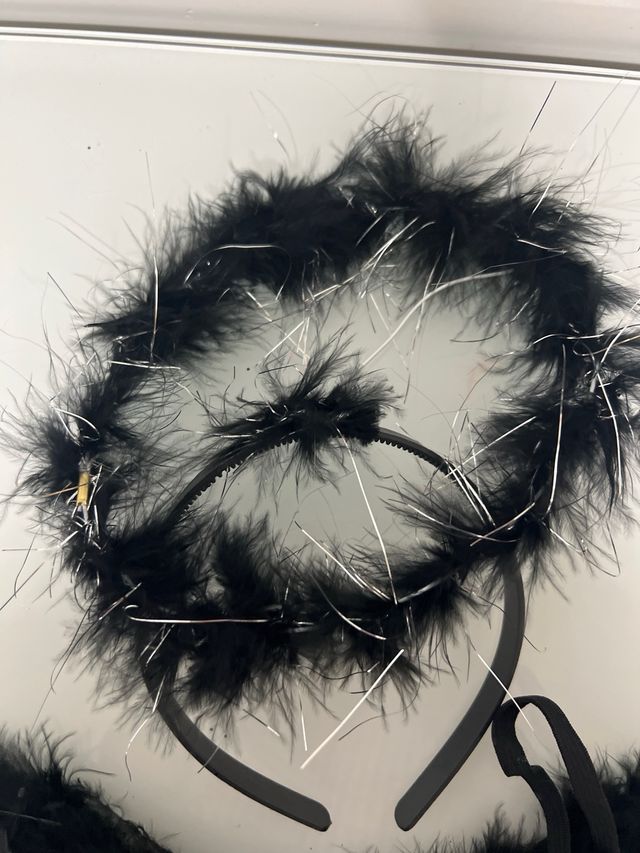 Diadema y alas de demonio negras