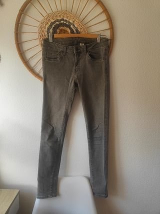 Pantalón vaquero pitillo Stradivarius gris
