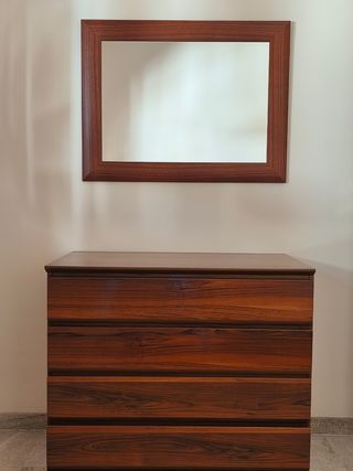 Cómoda de madera con espejo