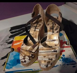 Sandalias cuña Desigual doradas y multicolor