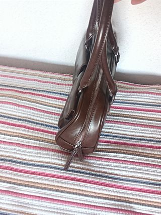 Bolso de hombro marrón bowling.Bershka