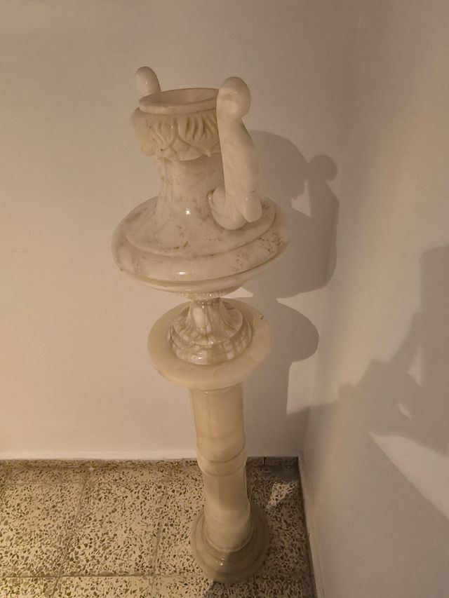 Columna de alabastro decorativa.