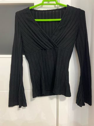 Blusa negra escote pico manga acampanada