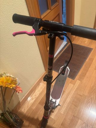 Patinete Oxelo negro y rosa pegable