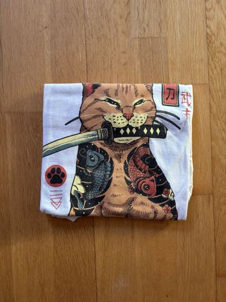 Camiseta gato samurái con pez koi