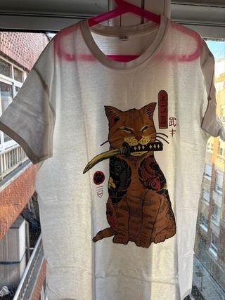 Camiseta gato samurái con pez koi