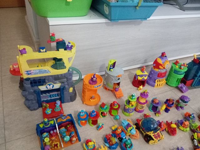 Superthings - Lote de Figuras y Accesorios
