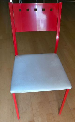 Mesa de cocina blanca y roja con sillas