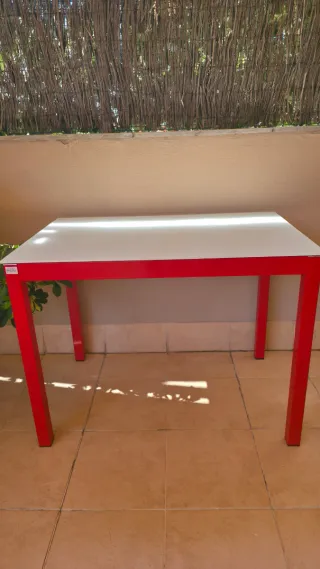 Mesa de cocina blanca y roja con sillas