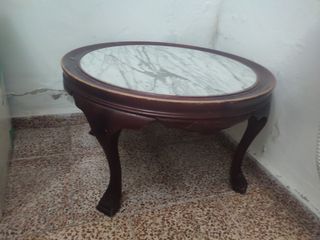 Mesa auxiliar antigua de madera y mármol