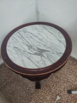 Mesa auxiliar antigua de madera y mármol