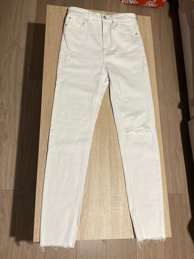Pantaloni in jeans bianchi Stradivarius T.36