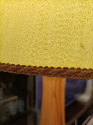 Lámpara de pie de madera y tela