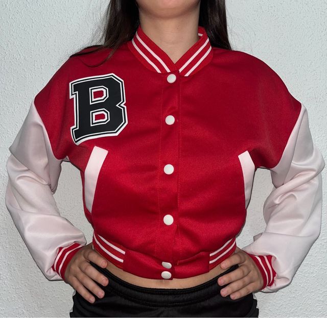 Casaco curto vermelho e branco para mulher