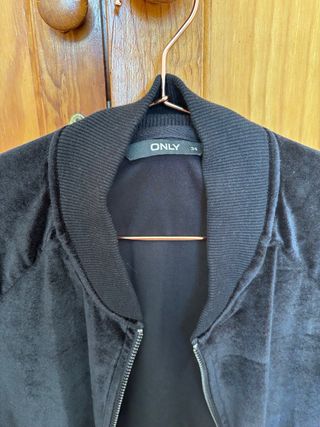 Chaqueta bomber ONLY negra terciopelo