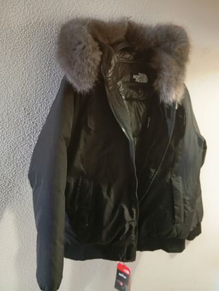 Chaquetón negro con capucha y pelo