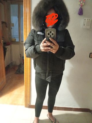 Chaquetón negro con capucha y pelo