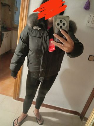 Chaquetón negro con capucha y pelo