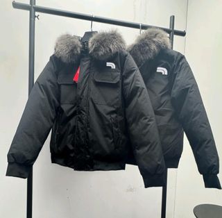 Chaquetón negro con capucha y pelo