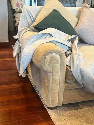 Dos sofás de 3 plazas.