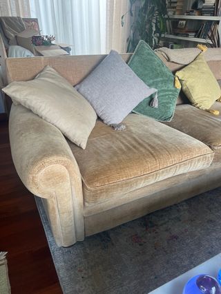 Dos sofás de 3 plazas.