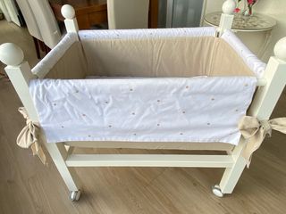 Minicuna blanca con detalles beige